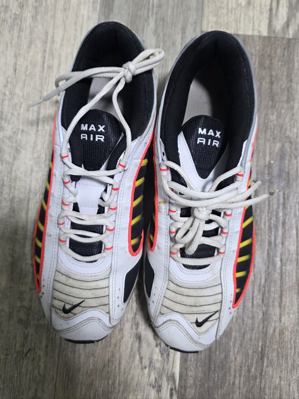 Nike Men's Black White Yellow Red Accent Sneakers 10 - Picture 8 of 8